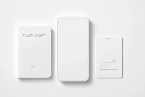 인천공항 T2 스마트패스 등록 안내를 확인하는 여권과 휴대전화