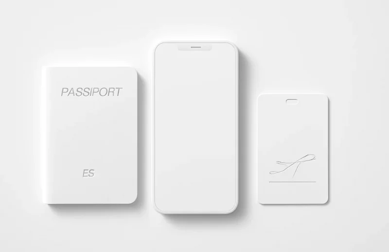 인천공항 T2 스마트패스 등록 안내를 확인하는 여권과 휴대전화